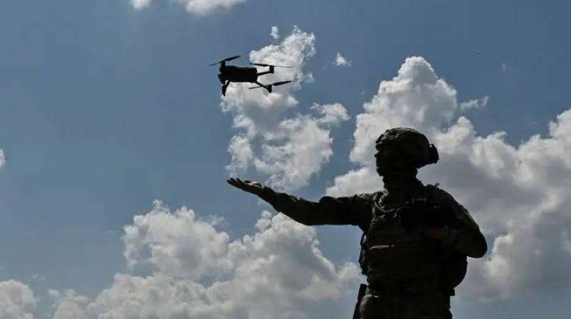 جندي أوكراني يطلق طائرة مسيرة في منطقة زابوريجيا