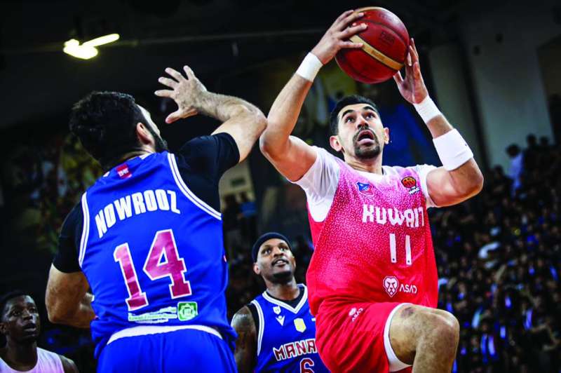 لاعب الكويت يسجل في «سلة المنامة»