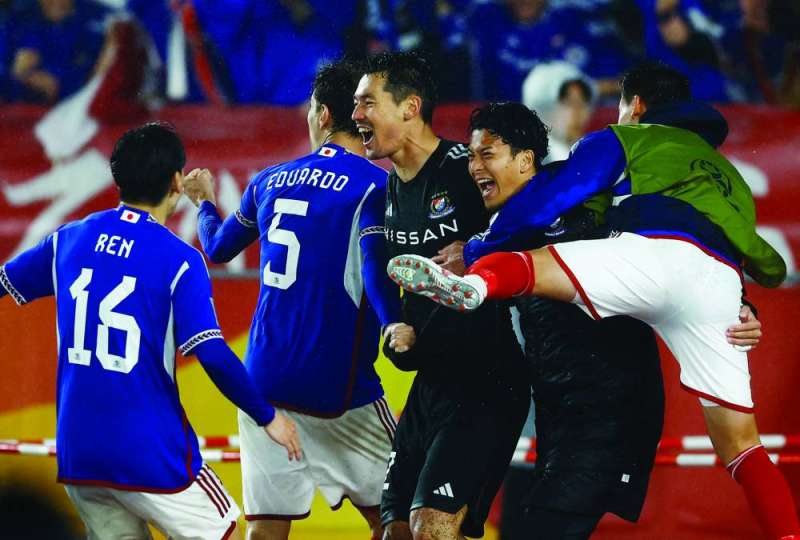 فرحة لاعبي يوكوهاما باتأهل للنهائي (رويترز)