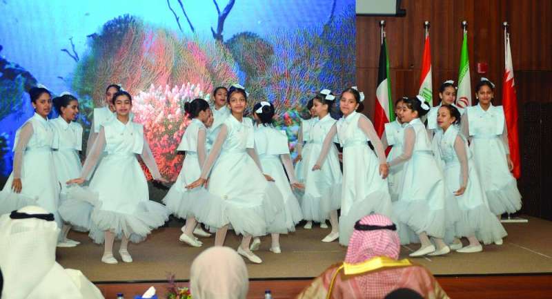 فقرة استعراضية من طالبات مدرسة الصليبيخات 	(تصوير سعود سالم) 