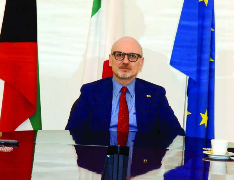 


السفير الإيطالي خلال مؤتمره الصحافي 