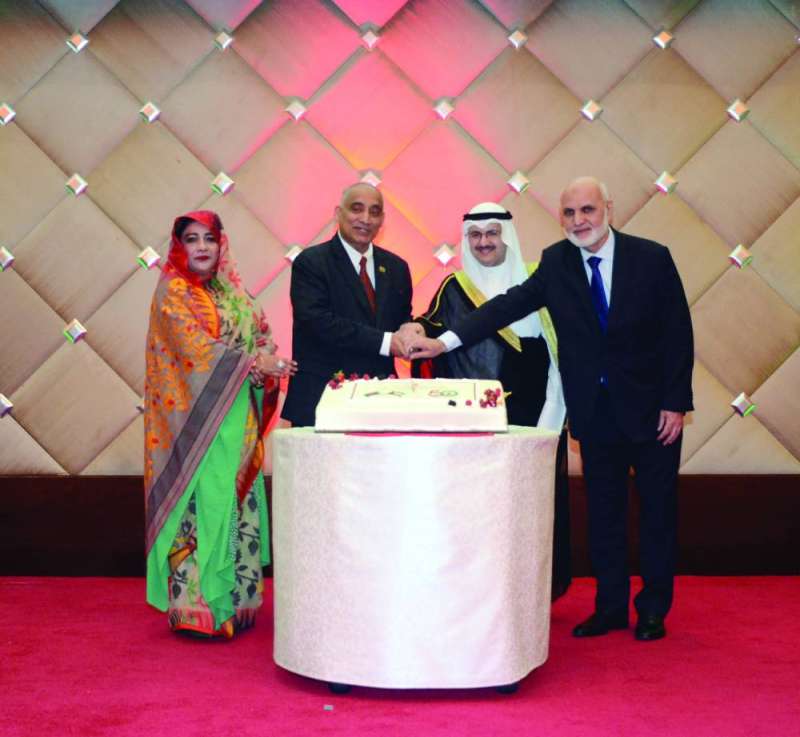 


وزير الشؤون يشارك سفيري أفغانستان وبنغلاديش وحرمه قطع قالب الحلوى 