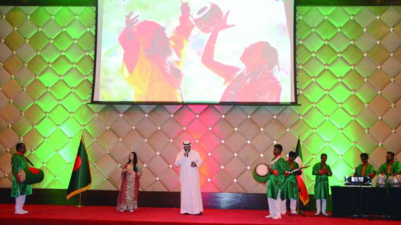 المطرب الكويتي مبارك العازمي يغني بالبنغالية