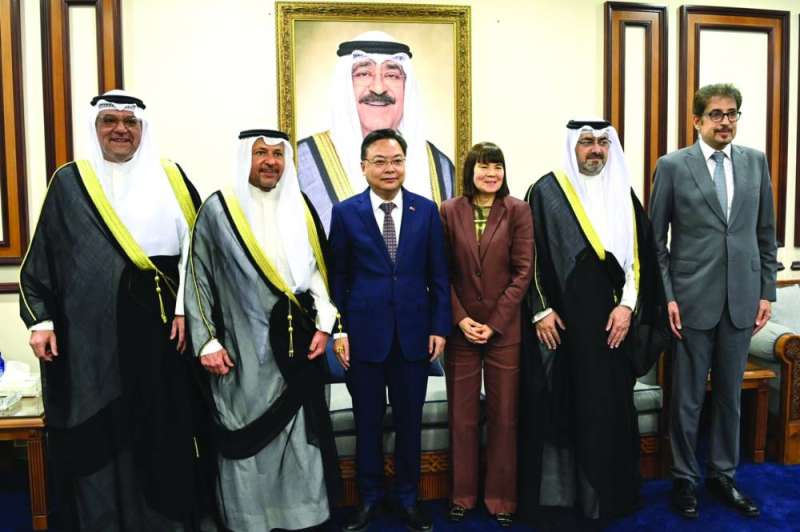 


محافظ العاصمة وسفراء أميركا والصين وليبيا وعدد من المهنئين 