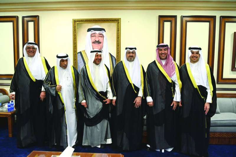 


الشيخ عبدالله سالم العلي ومحافظ الفروانية يتوسطان بعض المهنئين 