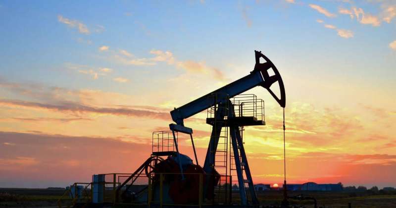 النفط يرتفع بعد انخفاض غير متوقع في مخزونات الخام الأميركية