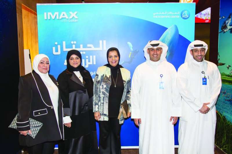 


محمد السنعوسي مع ضيوفه خلال حفل افتتاح الفيلم 