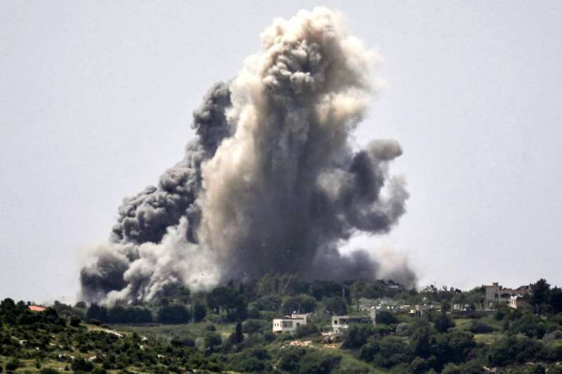 دخان غارة إسرائيلية على قرية علما الشعب جنوب لبنان أمس (أ ف ب)
  