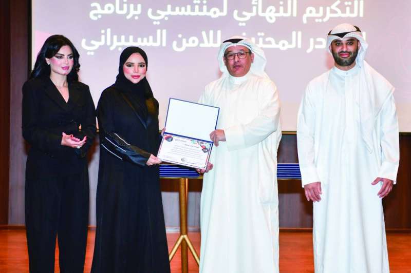 الشيخ مكرماً إحدى المشاركات 