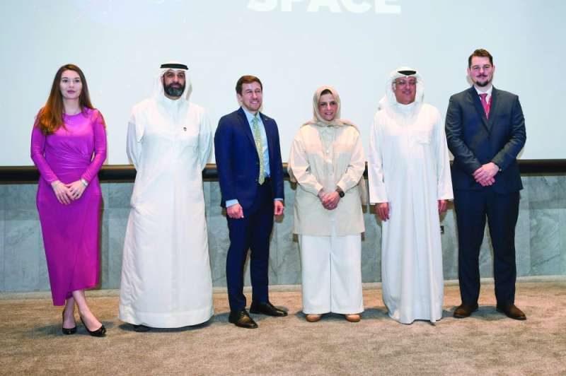 


أريج الغانم متوسطة الفيلي وآشمان وعدداً من الحضور 