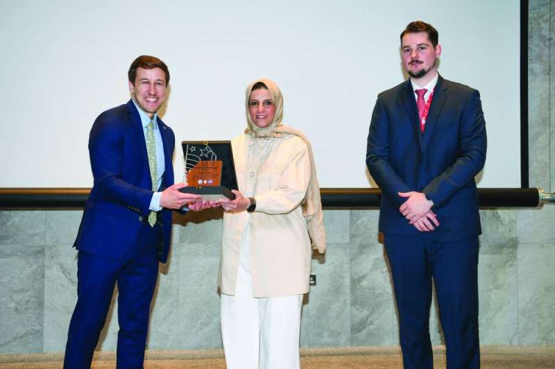 


درع تكريمية من الغانم لآشمان  	(تصوير نايف العقلة) 