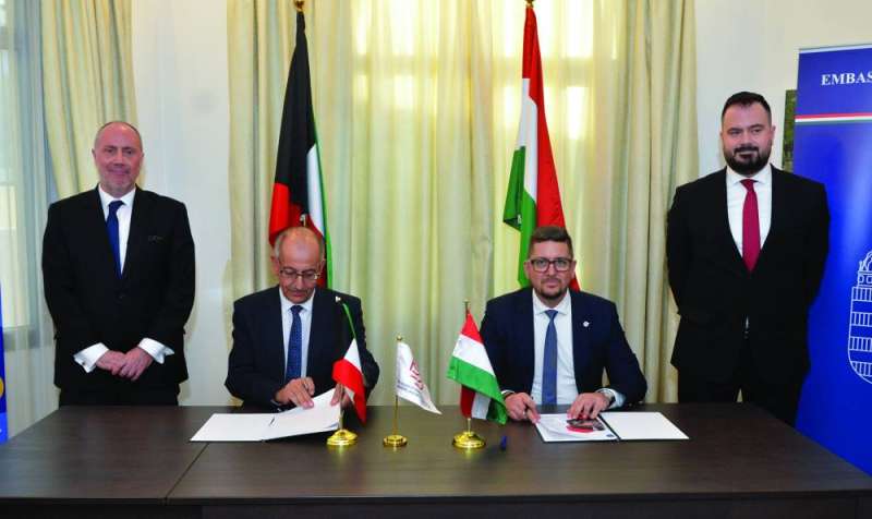 


البقاعين وغولياش خلال توقيع مذكرة التفاهم بحضور السفير الهنغاري 