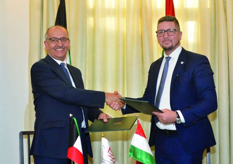 


البقاعين وغولياش عقب توقيع الاتفاقية	 (تصوير سعود سالم) 