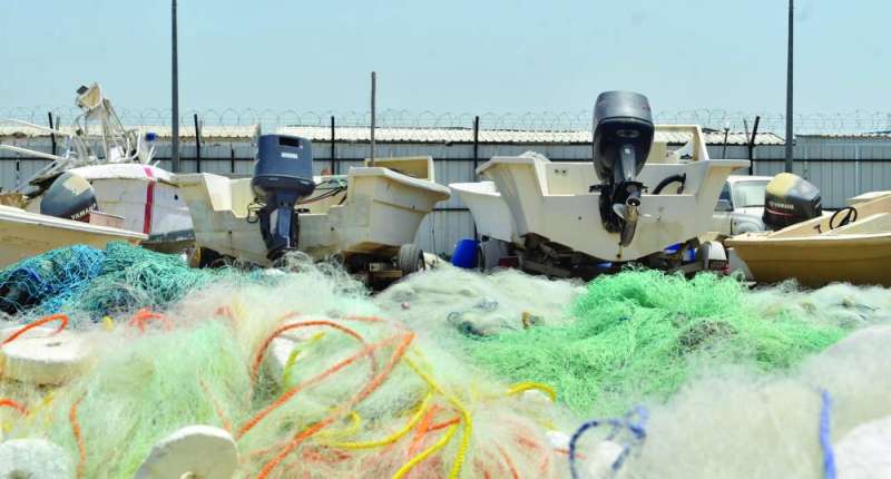 معدات وشباك مهملة (تصوير سعود سالم)