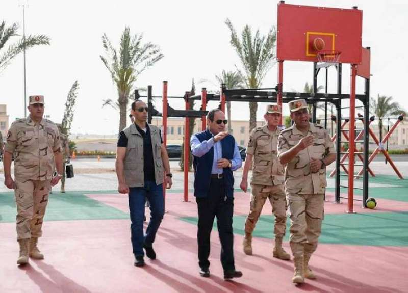الرئيس المصري متفقداً الأكاديمية العسكرية