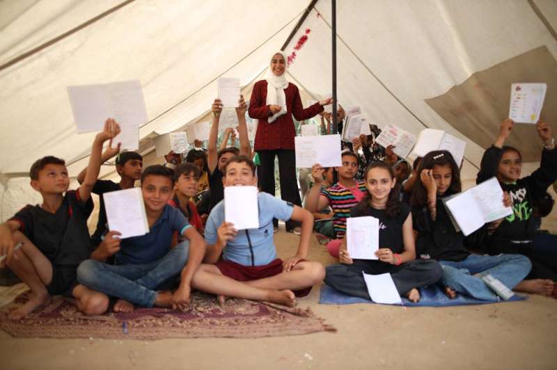 تلامذة خلال فصل دراسي موقت في ديرالبلح وسط غزة (شينخوا)