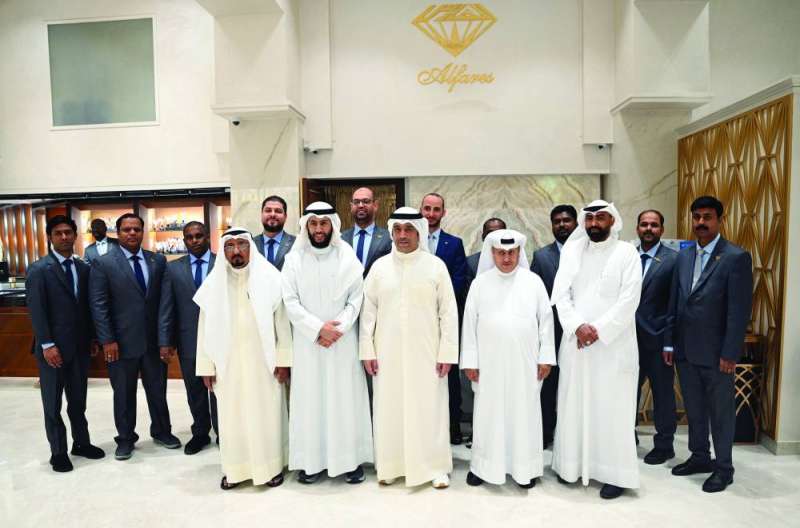 عبدالله الفارس وفارس الفارس يتوسطان موظفي فرع الشويخ