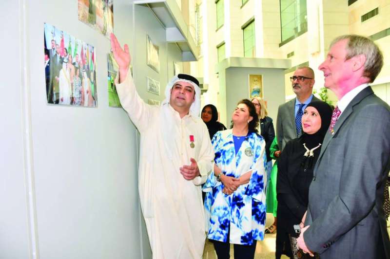 دشتي يشرح بعض الصور لتوثيق تاريخ العلاقات بين البلدين