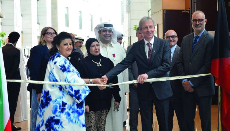 هالة البدر والسفير البلجيكي وعيسى دشتي خلال تدشين المعرض 	(تصوير سعود سالم) 