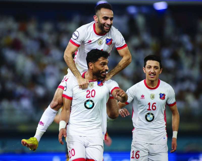 


لاعبو «الكويت» يحتفلون بـ «رجل المباراة» يوسف ناصر 