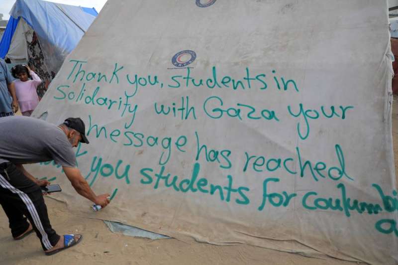 
فلسطيني يكتب رسالة شكر للجامعات الدولية على خيمة في رفح (شينخوا) 