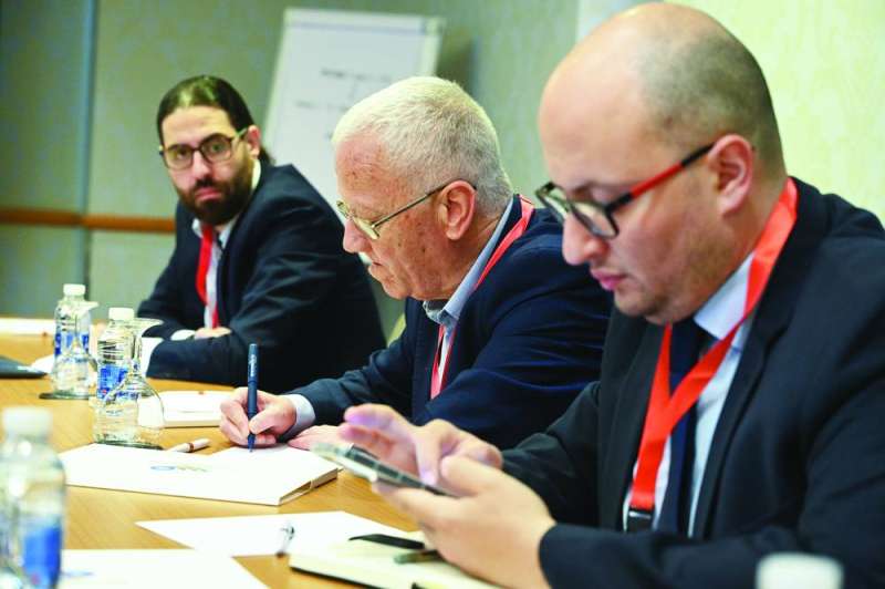 خبراء عرب خلال مشاركتهم في المنتدى