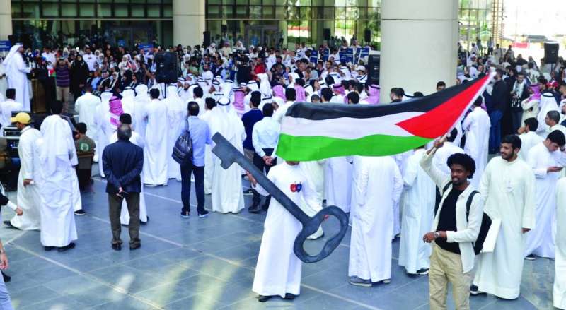 


علم فلسطين ومفتاح العودة في الوقفة التضامنية               	  (تصوير سعود سالم) 