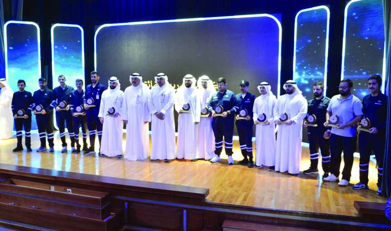 


الطبطبائي وإدارة المعهد مع المتفوقين المكرمين 	 (تصوير سعود سالم) 