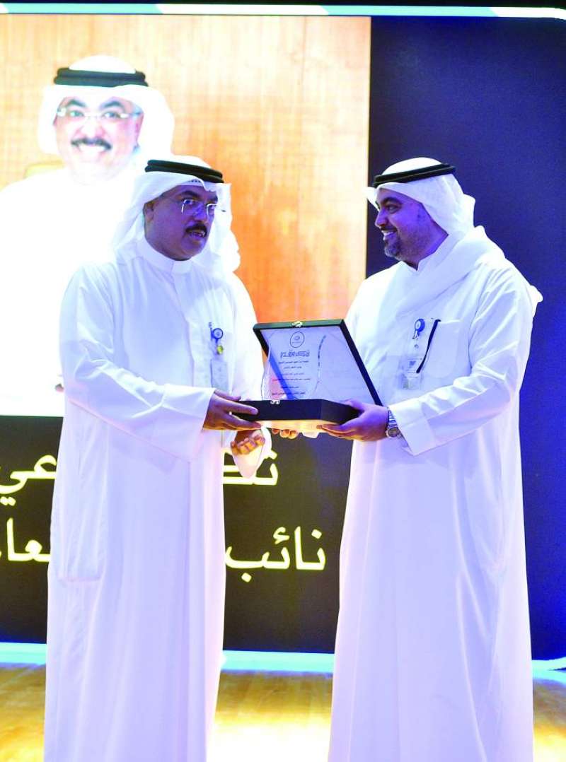 


مدير المعهد يكرم الطبطبائي 