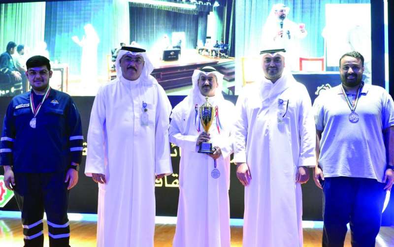 


جائزة لأحد المتفوقين 