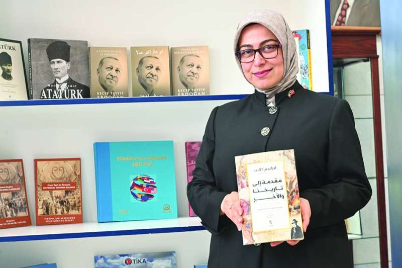 


سونمز تعرض أحد الكتب في الركن التركي 