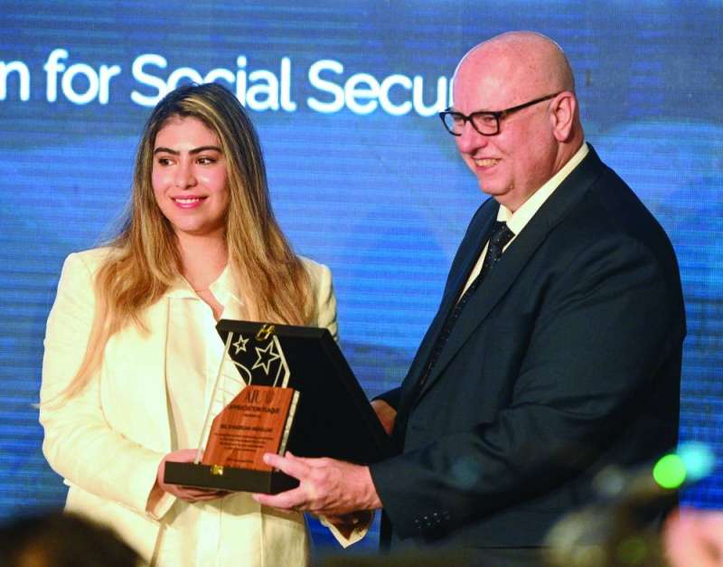 


رئيس الجامعة مايكل بيشكو يُكرّم خديجة عبدالله 