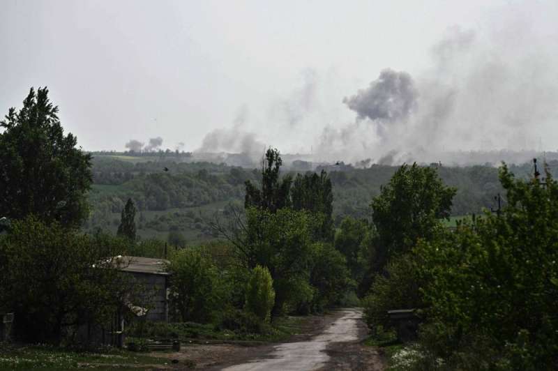 دخان قصف روسي على قرية في دونيتسك أمس (أ ف ب)