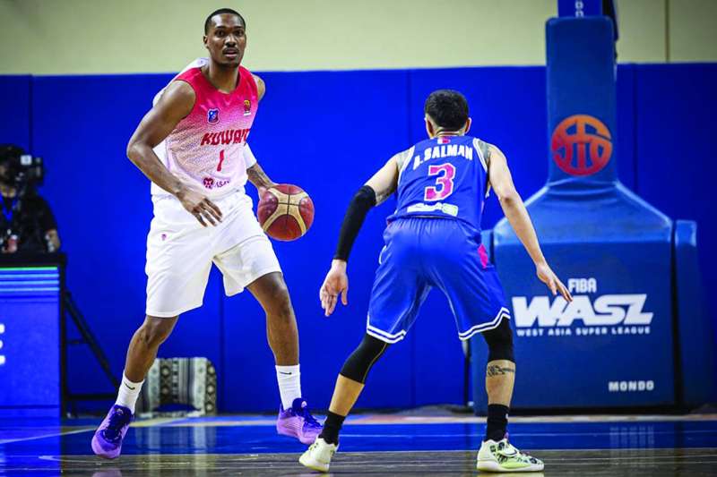 من مباراة «الكويت» والمنامة