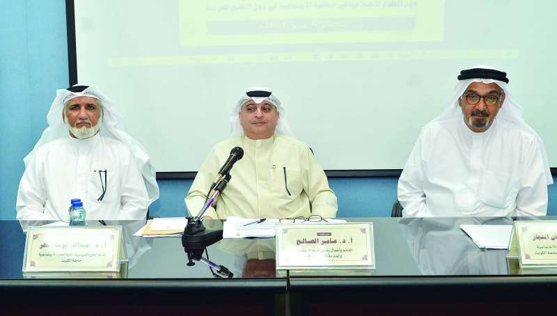 النجار والصالح وسهر في الجلسة الأولى من الندوة (تصوير سعود سالم)