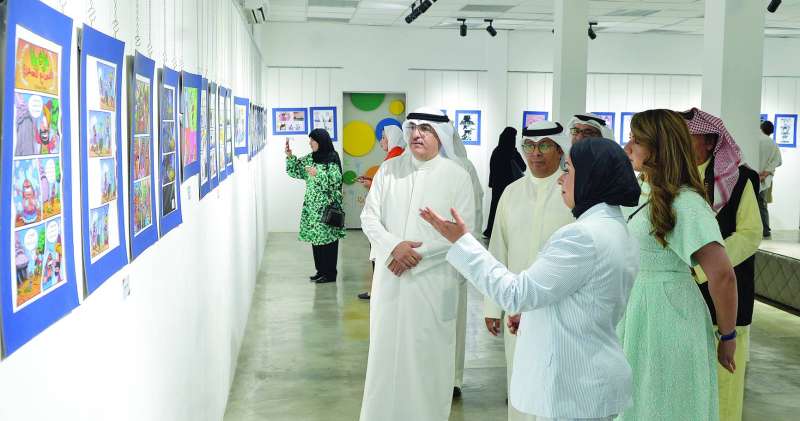 


محمد بن رضا ومحمد ثلاب خلال الجولة في المعرض 	(تصوير سعود سالم) 