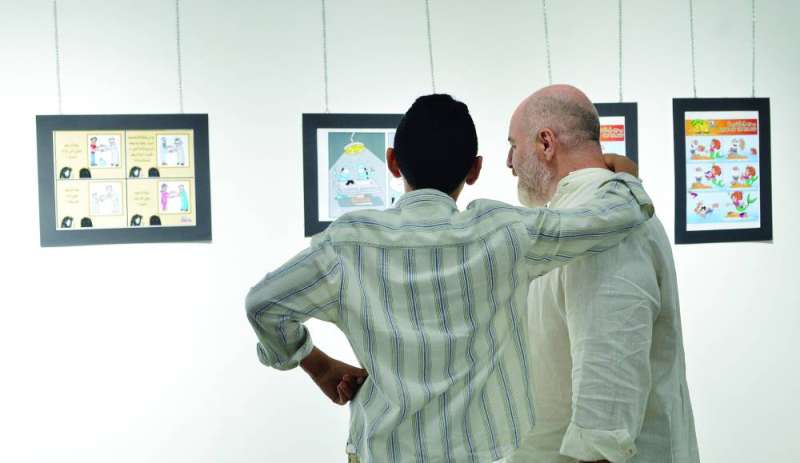 


نقاش بين أب وابنه حول الرسومات 