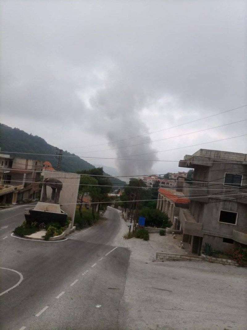 دخان غارة إسرائيلية على جنوب لبنان أمس