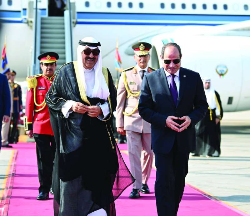 سمو الأمير وفي استقباله الرئيس المصري