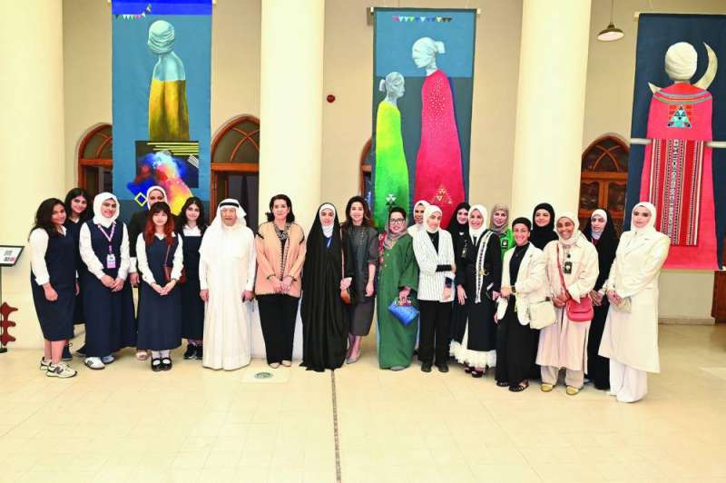 


الشيخة ألطاف والشيخة بيبي وسامي محمد يتوسطون إداريي وطالبات «ثانوية بيان»	 (تصوير أسعد عبدالله) 