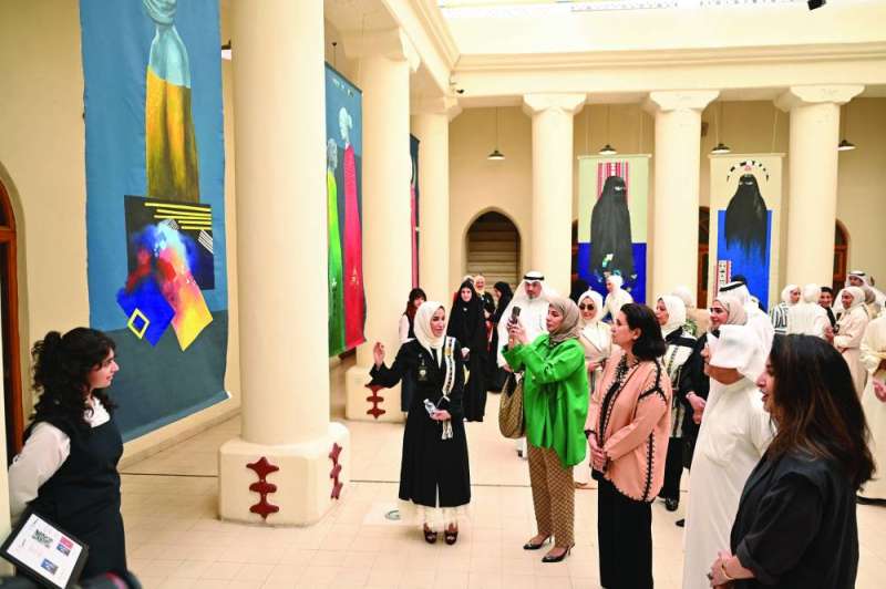 


الشيخة ألطاف تطّلع على إبداع إحدى الطالبات 