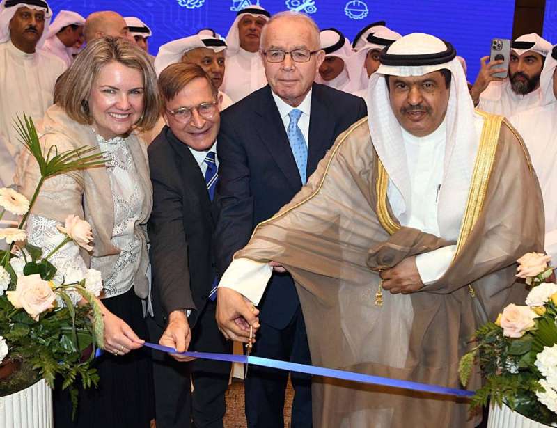 


محافظ حولي يقص شريط افتتاح المعرض بحضور ديبلوماسي 	 (تصوير نايف العقلة) 