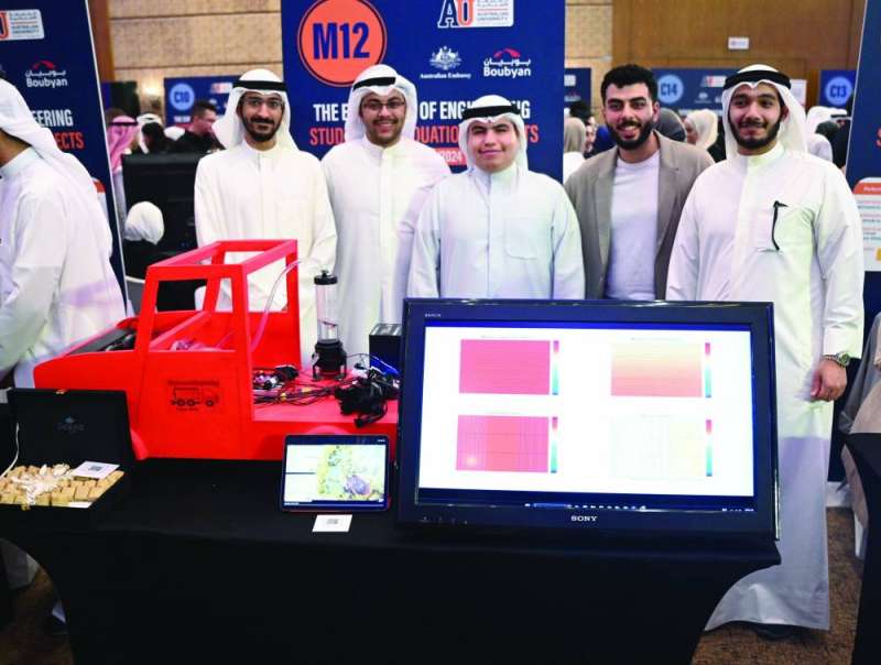 مجموعة من الخريجين أمام مشروعهم