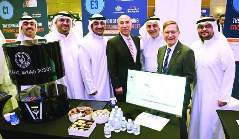 


لاري ومدير الجامعة مع طلبة ومشروعهم 