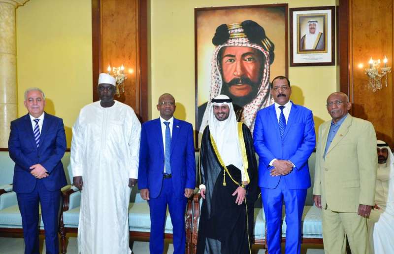 المحافظ مع عدد من الشخصيات