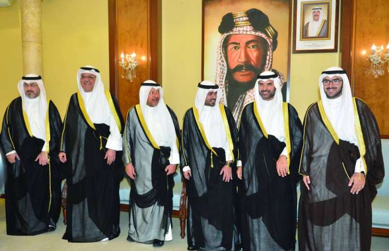 المحافظ متوسطاً عدداً من مهنئيه