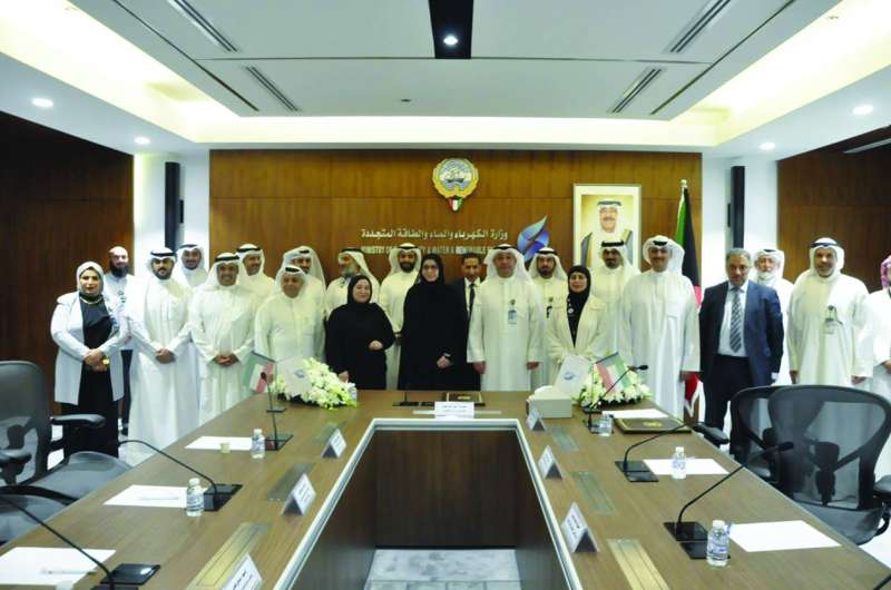 لقطة جماعية بعد التوقيع