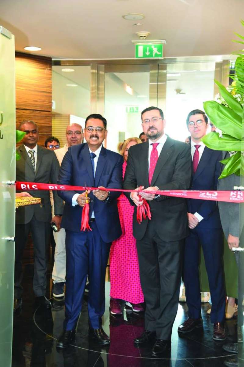 السفير الإسباني خلال افتتاحه مركز التأشيرات الجديد