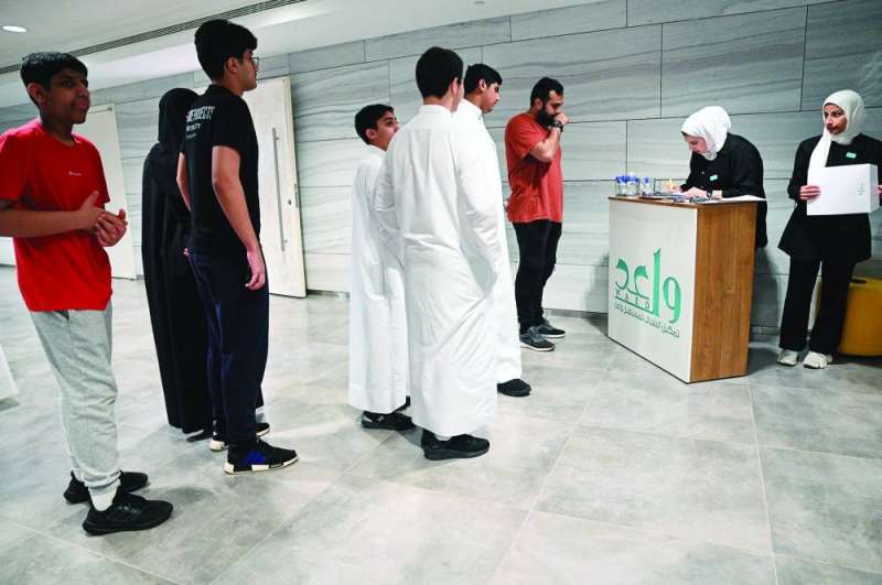 إقبال لافت من الشباب للتسجيل في البرنامج (تصوير نايف العقلة)