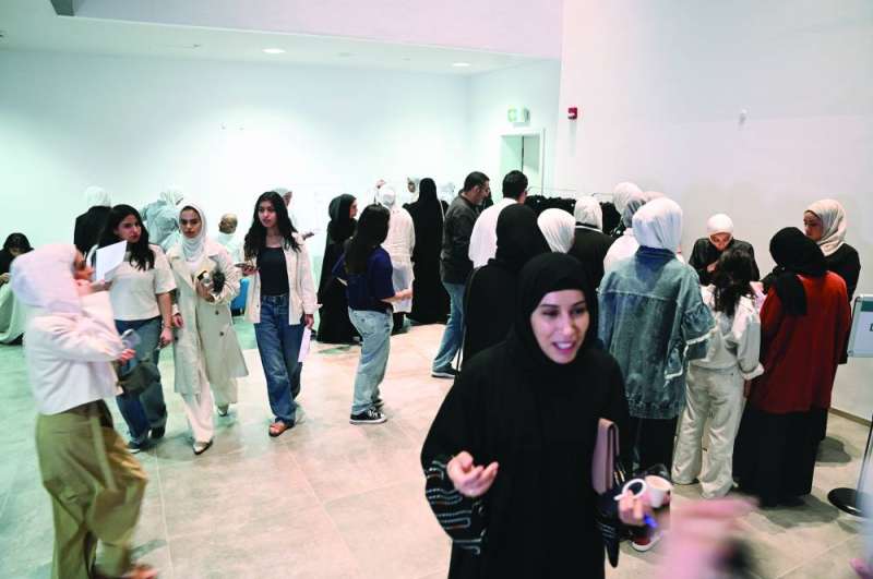 الشباب من الجنسين يسجلون في البرنامج